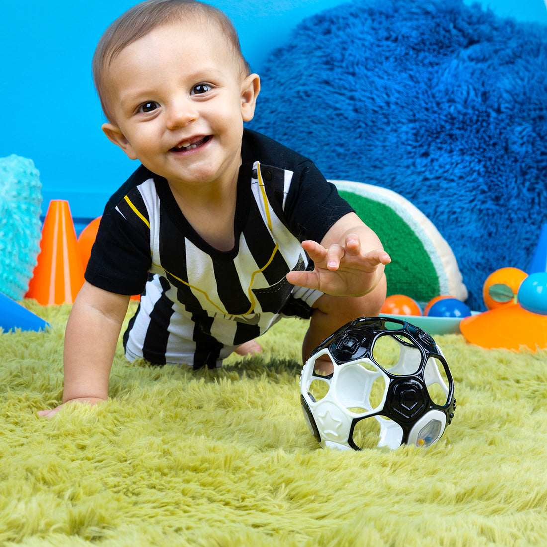 Pelota Sonajero Bebe Blanco y Negro Bright Starts 16907