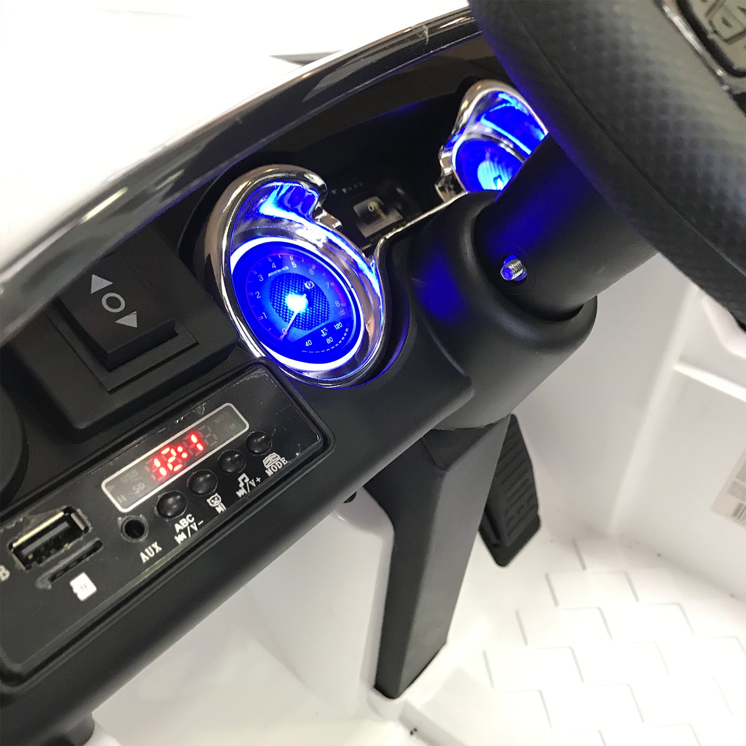 Carro montable con control Mercedes Benz blanco LQ006