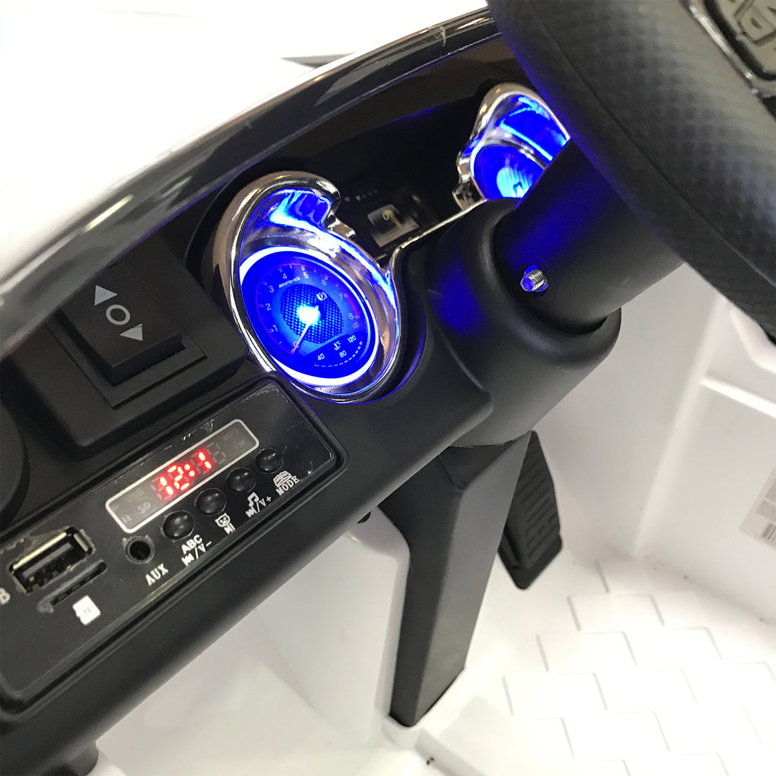 Carro montable con control Mercedes Benz blanco LQ006